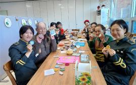국간사 생도들이 사랑의 집 어르신들과 브로치 만들기 활동을 하고 있다. 부대 제공