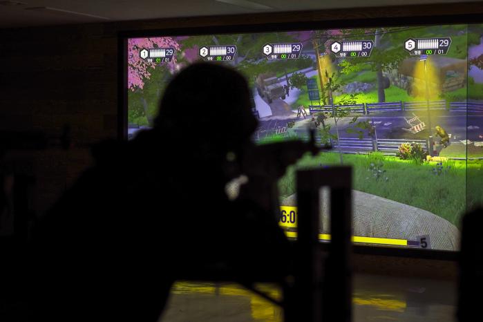 지난달 3일 올해 첫 번째 예비군훈련에 참가한 예비군이 경기 평택·오산 과학화예비군훈련장 영상모의사격장에서 훈련하고 있다. 이윤청 기자