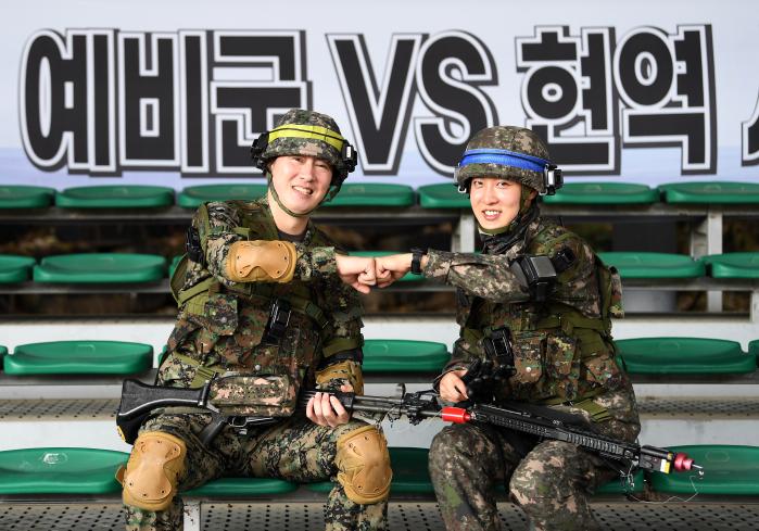 지난해 10월 23일 경기 남양주시 별내훈련장에서 육군56보병사단 용마여단 현역 장병과 예비군이 마일즈 교전훈련을 마친 뒤 기념촬영하고 있다. 조용학 기자