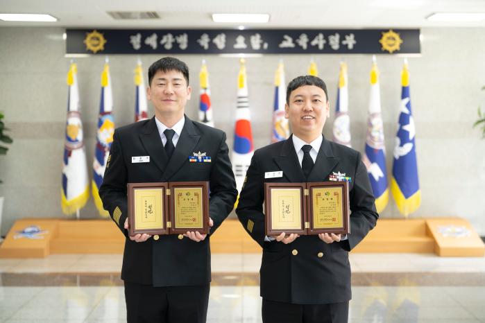 해군교육사령부 기술행정학교 전기학과 장준우(왼쪽)·소성한 상사가 31일 창원시장 표창을 받고 환하게 웃고 있다. 사진 제공=홍성민 중사
