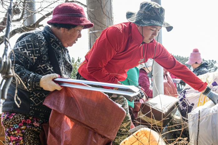 31일 해병대6여단이 백령도 일대에서 진행한 봄맞이 민·군 환경 정화 활동에서 장병과 주민이 함께 쓰레기를 정리하고 있다. 부대 제공