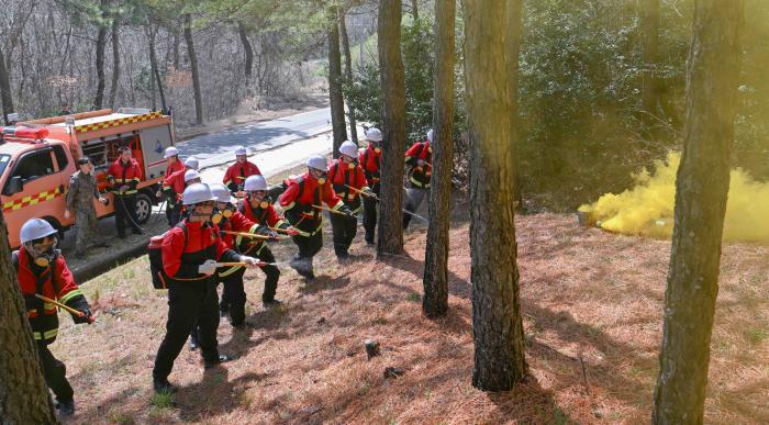 31일 열린 해군3함대 합동 화재진압훈련에서 3함대 무기지원대대 자위소방대가 부대 탄약고 인근에서 화재를 진압하고 있다. 사진 제공=오영택 하사