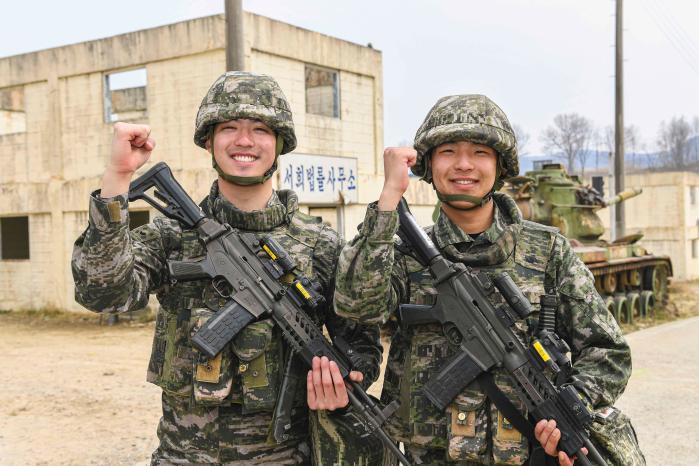 KMEP 훈련에 참가하기 위해 전역을 연기한 김민혁·이상준 병장