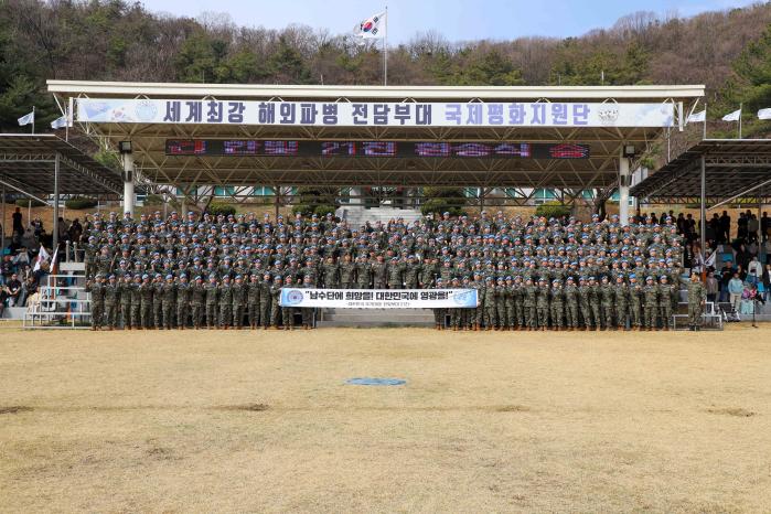 31일 국제평화지원단에서 열린 한빛부대 21진 환송식에서 파병 장병들이 완벽한 임무수행을 다짐하며 기념촬영을 하고 있다. 사진 제공=김관흥 상사