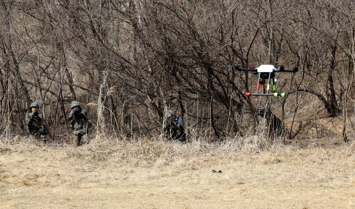 지난달 24일 육군21보병사단 신병교육대대 각개전투교장에서 훈련병들이 대드론 개인방호훈련의 하나로 근거리 드론 대응 절차를 숙달하고 있다.