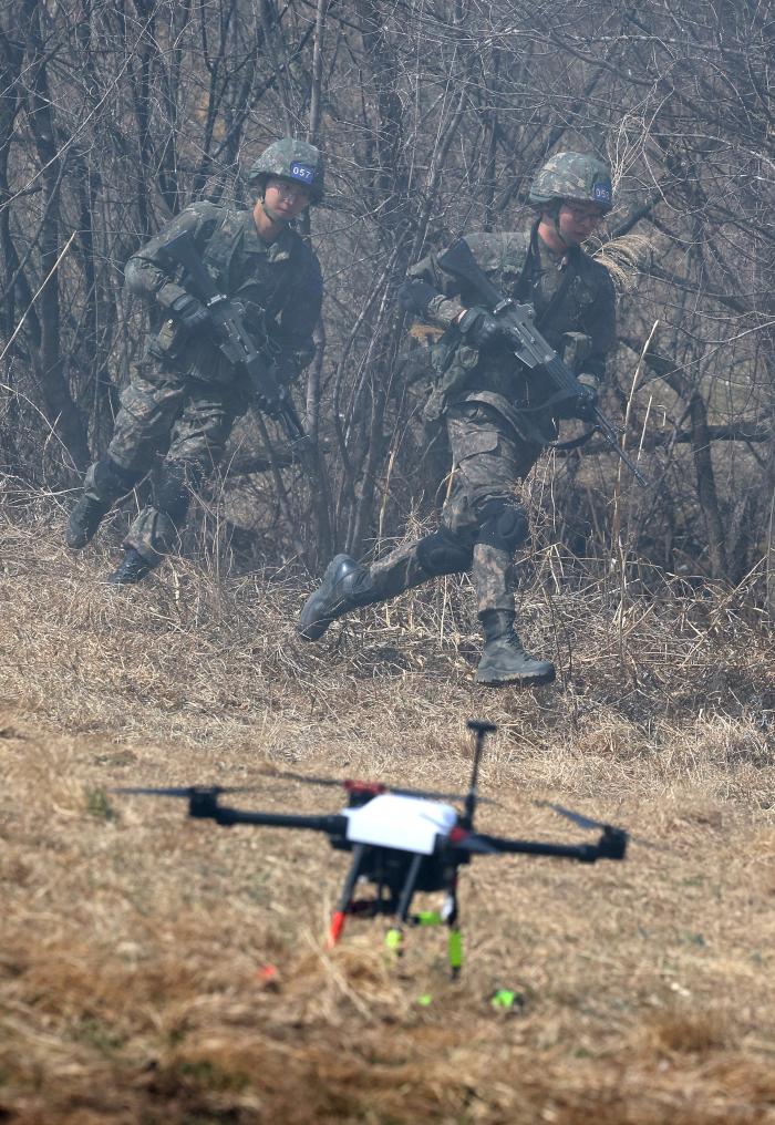 훈련병들이 드론을 제압한 뒤 빠르게 기동하고 있다.