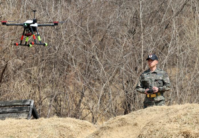 교육용 드론을 조종하고 있는 임재훈(상사) 교관.