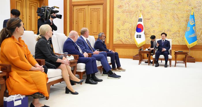 이 대통령, 미 하원의원단 접견 이재명 대통령이 31일 청와대에서 미국 하원의원단을 접견하고 있다. 이 대통령은 이날 접견에서 중동상황의 향방에 대한 의견을 구하고, 혼란스러운 국제정세 속에 안정적 한미동맹의 중요성을 강조했다. 연합뉴스