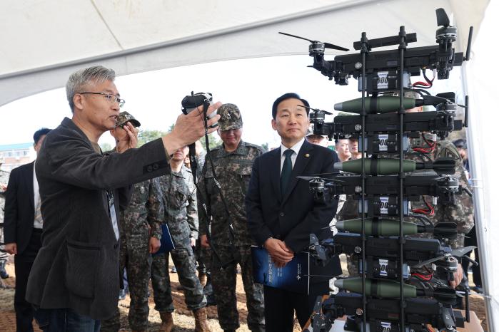 31일 육군36보병사단에서 열린 ‘2026 첨단국방 피치데이’에서 이두희(맨 오른쪽) 국방부 차관이 소형 군집드론 부스를 둘러보며 관계자로부터 설명을 듣고 있다. 김병문 기자