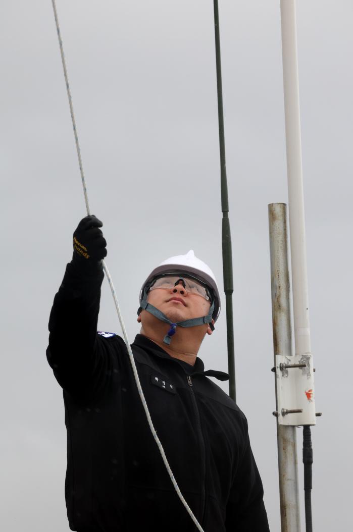 하정식 상사가 부대 건물 옥상에 설치된 레이다 장비를 점검하고 있다.