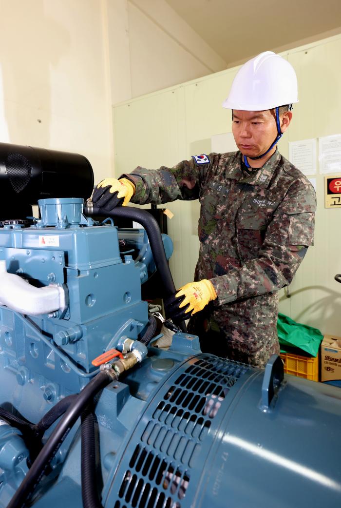 동력실 내 발전기를 살펴보는 김학석 상사.