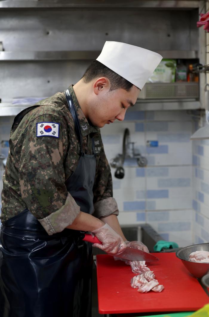 저녁을 준비하고 있는 조리부사관.