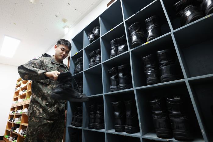 전투화를 정리 중인 육상 경계근무 병사.