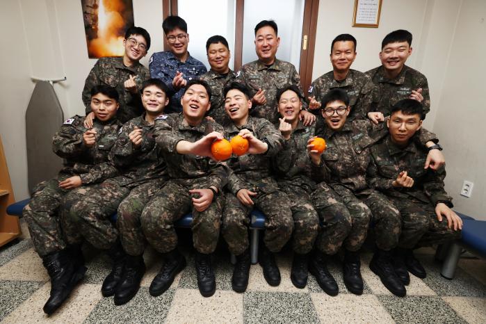 운용대장을 포함한 부대 장병들이 휴게실에서 기념촬영을 하고 있다.