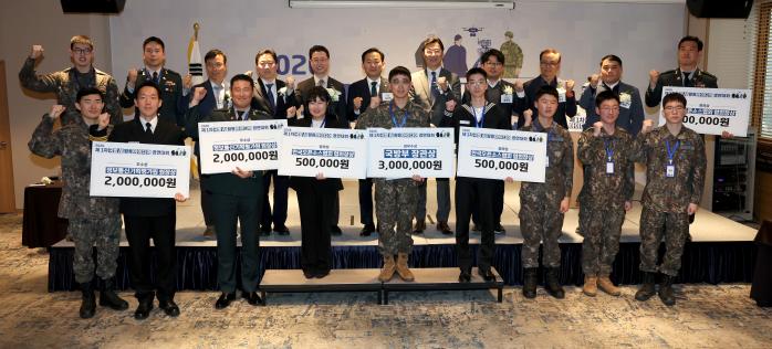 31일 서울 용산구 전쟁기념관 피스앤파크컨벤션에서 열린 2026년 제1차 국방 인공지능(AI) 활용 아이디어 경연대회 수상자들이 기념촬영을 하고 있다. 조종원 기자