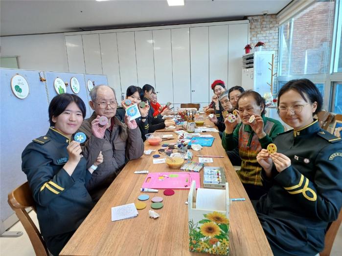 국간사 생도들이 사랑의 집 어르신들과 브로치 만들기 활동을 하고 있다. 부대 제공