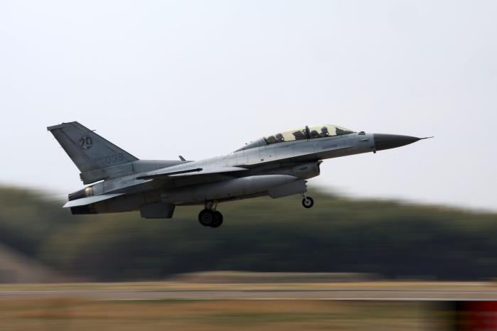 공군20전투비행단(20전비) KF-16 전투기가 31일 기지 활주로에서 전시출격 임무를 수행하고 있다. 이날 훈련은 20전비가 전날부터 2일까지 진행 중인 26-1차 전투태세훈련(ORE)의 하나로 이뤄졌다. 20전비는 전시 발생할 수 있는 모든 상황에 대한 단계별 전시체제훈련을 병행해 지휘관과 참모는 물론 각 임무요원이 전시 행동절차를 숙달토록 하고 있다. 이경원 기자