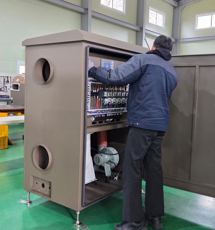 저온·고습 조건에서도 안정적인 습도 제어가 가능하도록 설계된 건식제습장비(왼쪽)와 건식제습장비를 정비하는 모습. 피이에스 제공