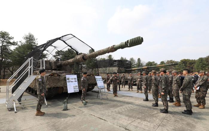 육군7기동군단이 1일 개최한 ‘기계화부대 전투수행방법 발전 세미나’의 참석자들이 K9 자주포에 ‘슬랫아머(방호네트)’가 설치된 것을 살펴보고 있다. 부대 제공