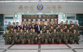 육군특수전사령부가 1일 창설 68주년을 맞아 개최한 &lsquo;특수작전팀 명예의 전당&rsquo; 제막식에서 참석자들이 기념촬영을 하고 있다. 부대 제공