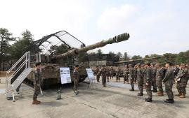 육군7기동군단이 1일 개최한 &lsquo;기계화부대 전투수행방법 발전 세미나&rsquo;의 참석자들이 K9 자주포에 &lsquo;슬랫아머(방호네트)&rsquo;가 설치된 것을 살펴보고 있다. 부대 제공