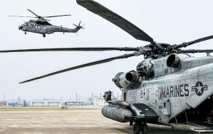 해병대항공단과 미 해병대1해병비행사단이 실시한 &lsquo;26-1 KMEP 연합 항공전투제대 훈련&rsquo;에서 MUH-1 마린온 헬기와 CH-53E 슈퍼 스텔리온 헬기가 기동을 준비하고 있다. 부대 제공