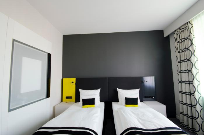 각자의 수면패턴에 맞춰 싱글침대를 트윈으로 배치한 부부 침실. 게티이미지뱅크