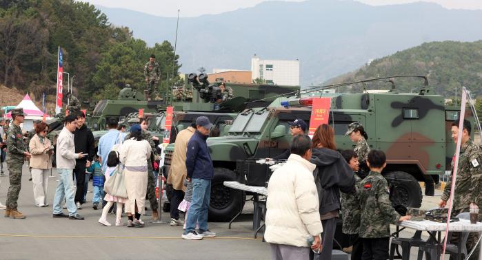 1일 개막한 ‘2026 이순신방위산업전’에서 관람객들이 전시장에 마련된 해병대 장비를 관람하고 있다. 연합뉴스