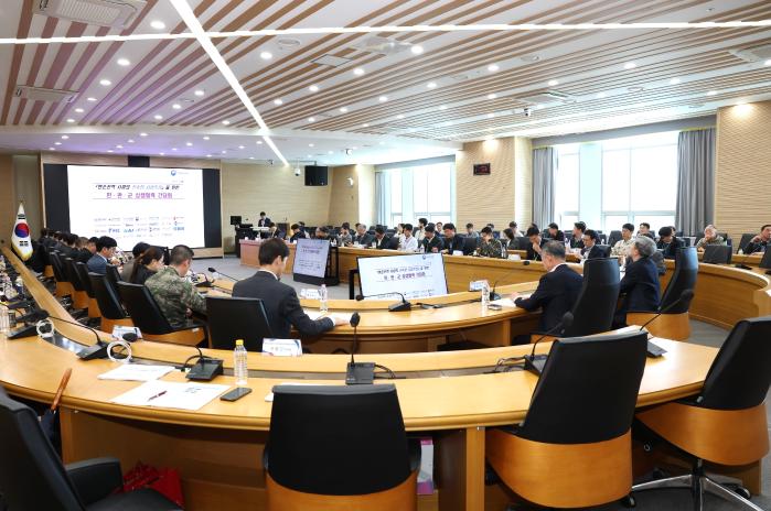 방사청은 1일 경남 진주에서 현존 전력 사업의 신속한 추진을 위한 ‘민·관·군 원팀 상생협력 간담회’를 개최했다. 참석자들이 민·관·군 협력방안을 토의하는 모습. 방사청 제공