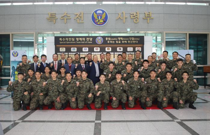육군특수전사령부가 1일 창설 68주년을 맞아 개최한 ‘특수작전팀 명예의 전당’ 제막식에서 참석자들이 기념촬영을 하고 있다. 부대 제공