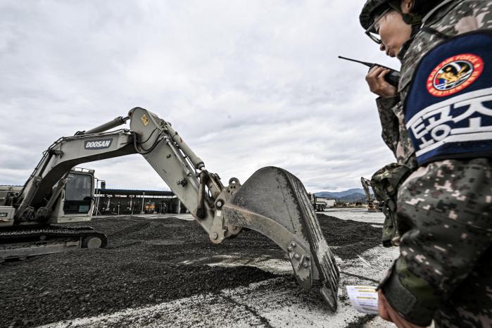 공군11전투비행단이 실시한 26-1차 전투태세훈련(ORE)에서 장병들이 활주로 피해복구 훈련을 하고 있다. 사진 제공=정수진 하사