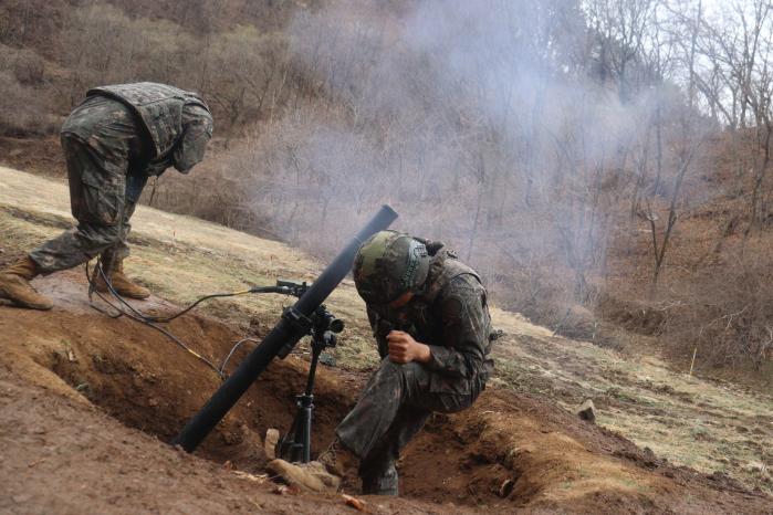육군15보병사단 번개여단 돌격대대 장병들이 쌍용공지합동훈련장에서 열린 통합 전투사격훈련 중 81㎜ 박격포 사격을 하고 있다. 부대 제공