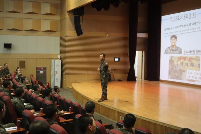 김정도 육군39보병사단장이 지난달 31일 자대 배치를 앞둔 훈련병들을 대상으로 군 복무의 의미를 되새길 수 있는 특별 정신전력교육을 하고 있다. 사진 제공=김보름 상사