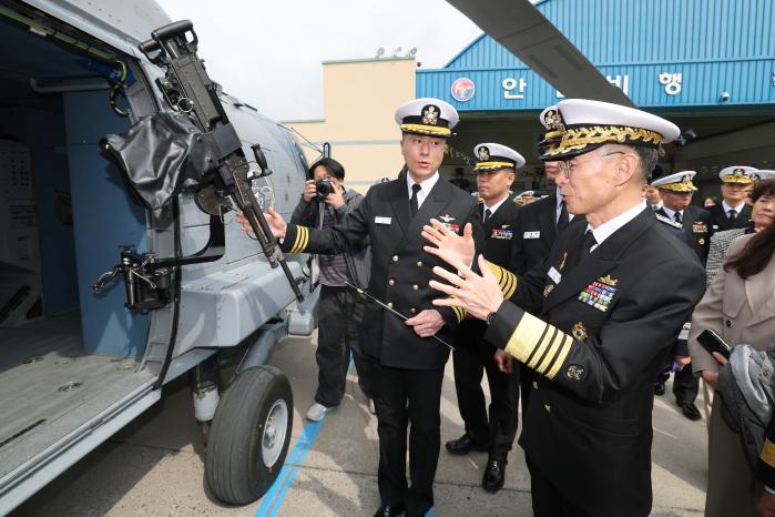 1일 경남 창원시 진해구 해군62해상항공전대에서 열린 신형 해상작전헬기 MH-60R 인수식에서 김경률(맨 오른쪽) 해군참모총장이 항공기를 살펴보고 있다.