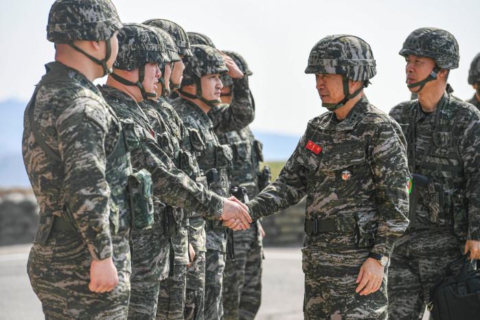 주일석(오른쪽 둘째) 해병대사령관이 1일 해병대6여단에서 작전지도를 하던 중 임무를 완수하고 있는 장병들을 격려하고 있다. 해병대 제공