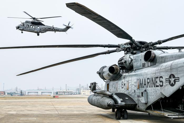 해병대항공단과 미 해병대1해병비행사단이 실시한 ‘26-1 KMEP 연합 항공전투제대 훈련’에서 MUH-1 마린온 헬기와 CH-53E 슈퍼 스텔리온 헬기가 기동을 준비하고 있다. 부대 제공