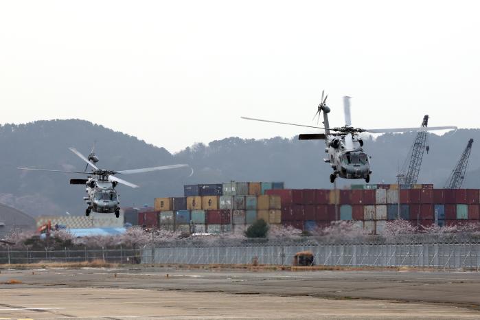 1일 해군항공사령부 62해상항공전대에서 신형 해상작전헬기 MH-60R 시호크 인수식이 열렸다. 첫 출격에 나선 MH-60R 2대가 힘차게 이륙하는 모습. 조종원 기자
