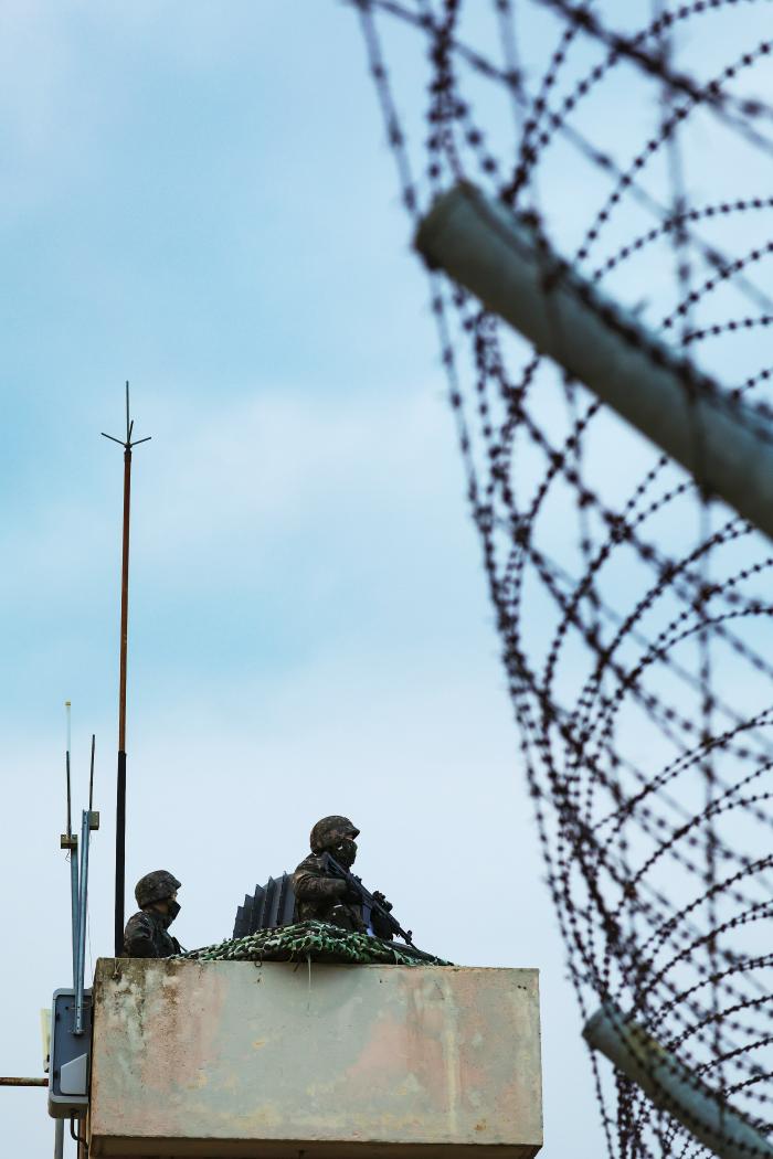 진지에서 경계작전 중인 장병들.