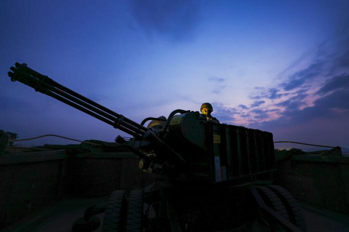발칸 운용요원들이 교전 준비를 하고 있다.