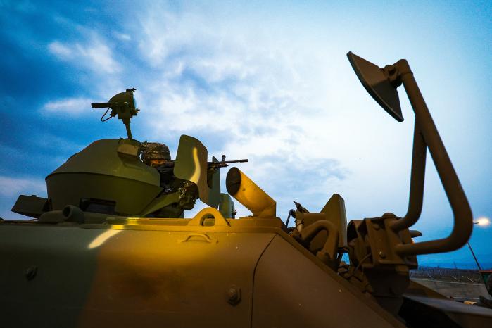 군사경찰 장병들이 K200A1 장갑차에서 차단선을 구축하고 있다.