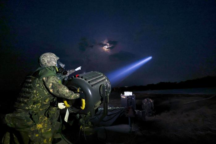 지난달 31일 공군20전투비행단 장병들이 야간 기지방호 종합훈련에서 제논 탐조등을 이용해 적기를 포착하고 있다.