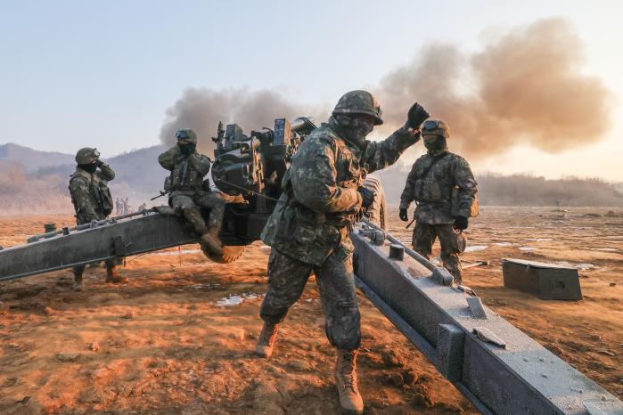 육군73보병사단 상비예비군 지휘관이 현역 장병과 KH-179 견인곡사포 사격을 하고 있다. 국방일보 DB
