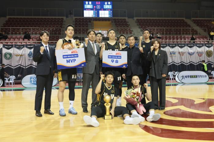 국군체육부대 남자농구팀이 1일 경기 용인시 경희대 국제캠퍼스 신승관에서 열린 2025-2026 KBL D리그 결승전에서 우승을 차지한 뒤 기념사진을 찍고 있다. 부대 제공