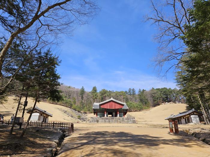 멀리서 바라본 광릉. 왼쪽이 세조릉, 오른쪽이 정희왕후릉이다.