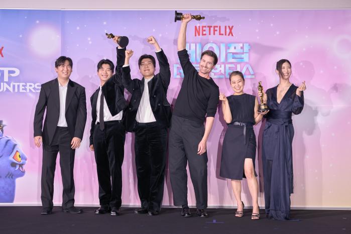 1일 영화 ‘케이팝 데몬 헌터스’ 아카데미 수상 기념 기자간담회에서 참석자들이 포즈를 취하고 있다. 왼쪽부터 작곡가 남희동·이유한·곽중규, 크리스 애플한스, 매기 강 감독, 가수 겸 작곡가 이재. 사진=넷플릭스