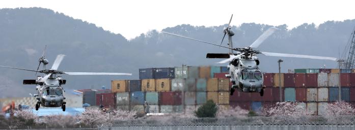 1일 해군항공사령부 62해상항공전대에서 열린 신형 해상작전헬기 MH-60R 시호크 인수식에서 MH-60R 헬기들이 힘차게 이륙하고 있다. 조종원 기자