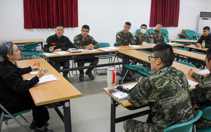 해병대군수단 1군수대대 장병들이 주둔지에서 독서 코칭 프로그램에 참여하고 있다. 부대 제공