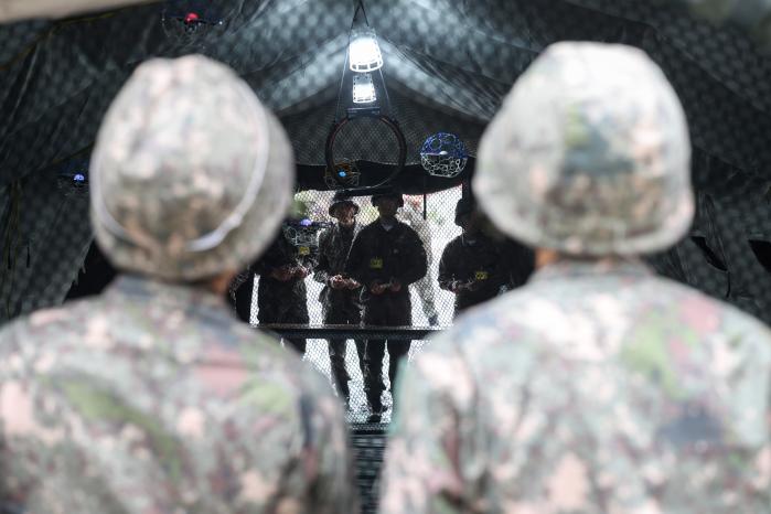 1일 육군53보병사단 부산여단 부산과학화예비군훈련장에서 열린 예비군훈련 중 부산 지역예비군들이 드론을 조종하고 있다.