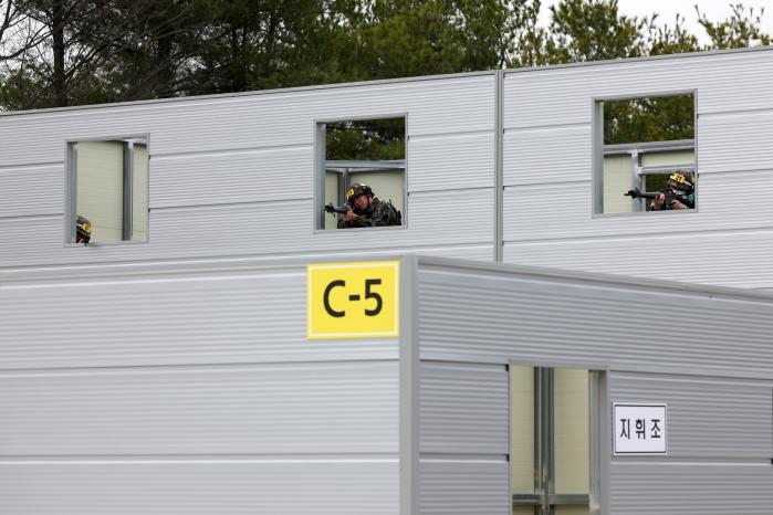 시가지 전술훈련장에서 교전 중인 예비군.