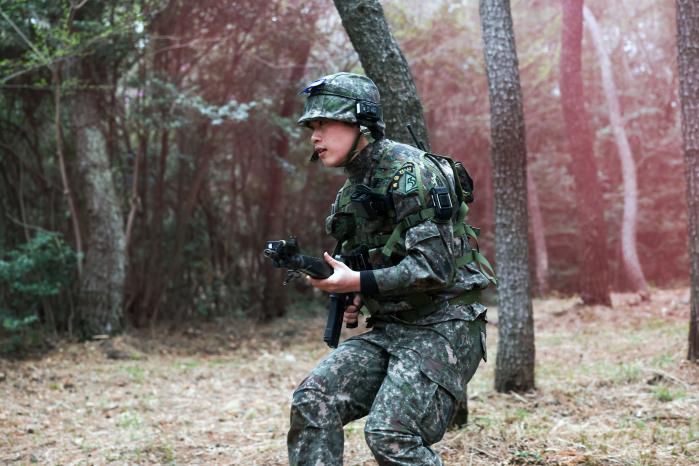 야지 전술훈련장에서 기동하는 예비군.